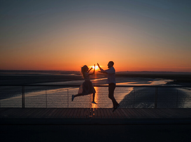 Two people meeting with the sunset behind it (coincidences)