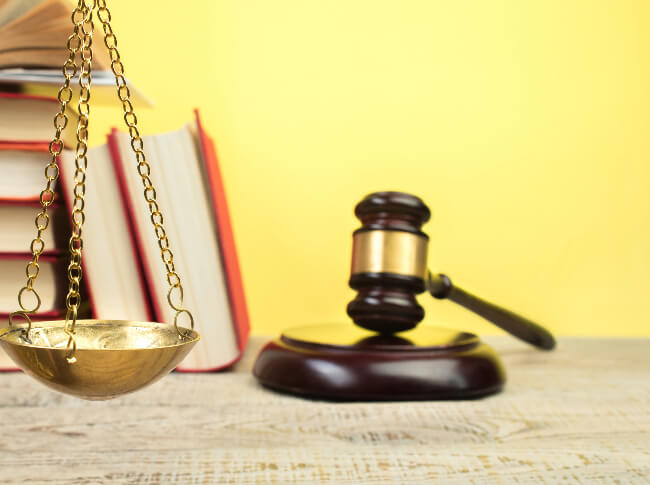 a picture that has a scale, books and a gavel representing judging vs perceiving.